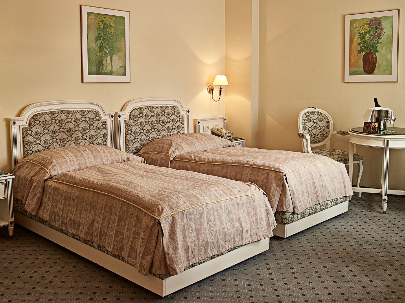 Ambassador-Zlat-----Husa-Room-15