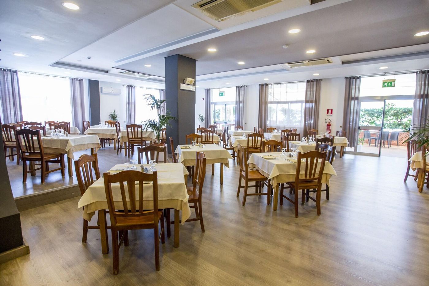 Hotel-Tourist-Restaurant-44