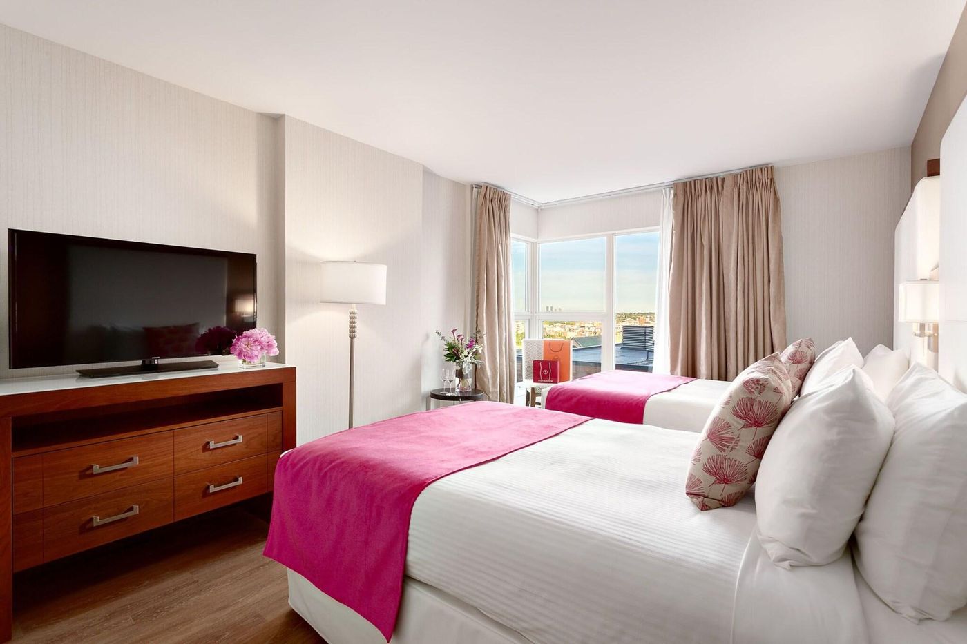 Auberge-Vancouver-Hotel-Room-11