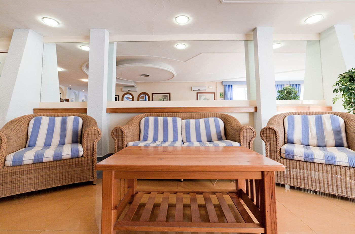 Lux-Mar-Complex-Lobby-10