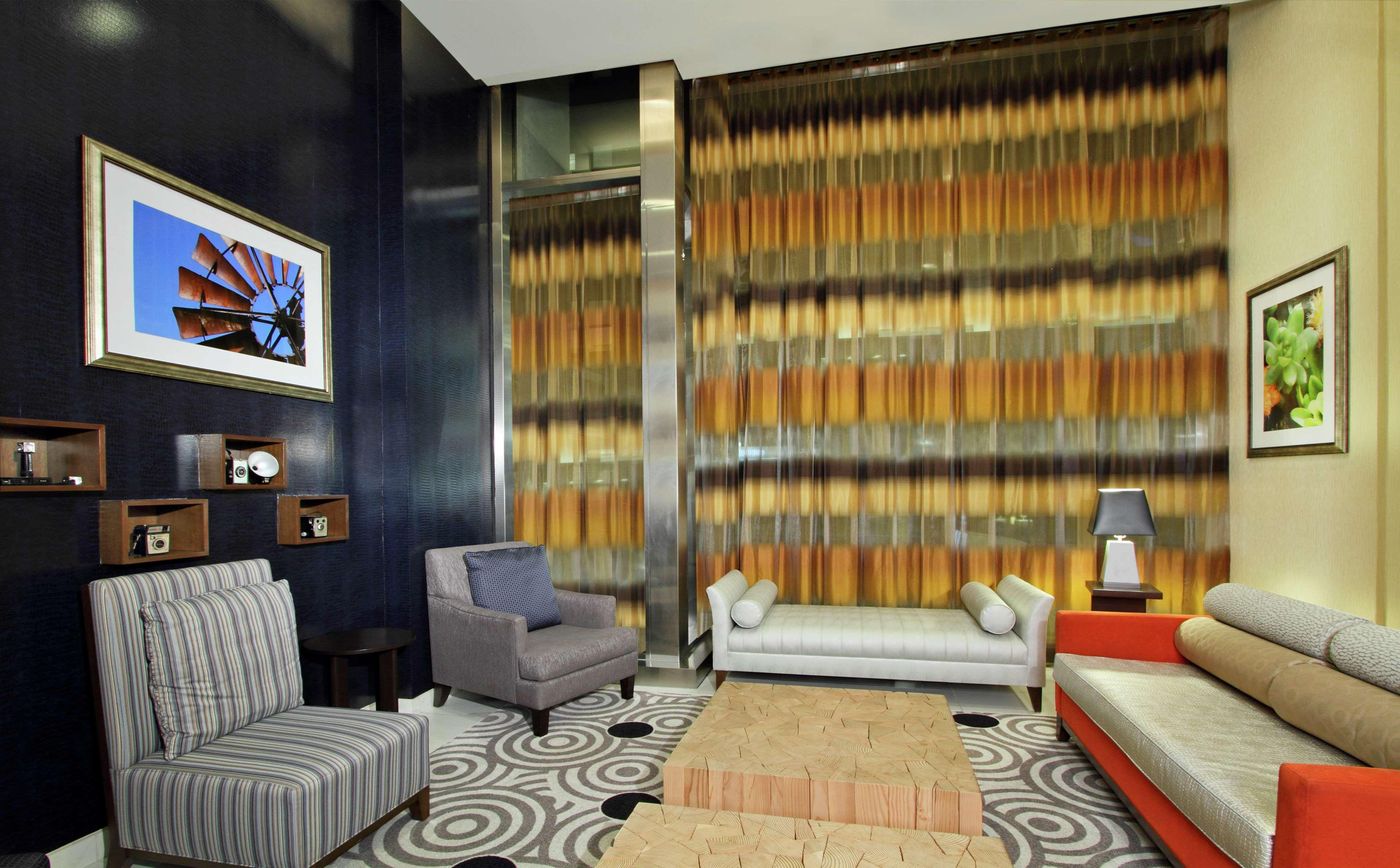 Hilton-Garden-Inn-New-York-Midtown-Park-Ave-Lobby-10