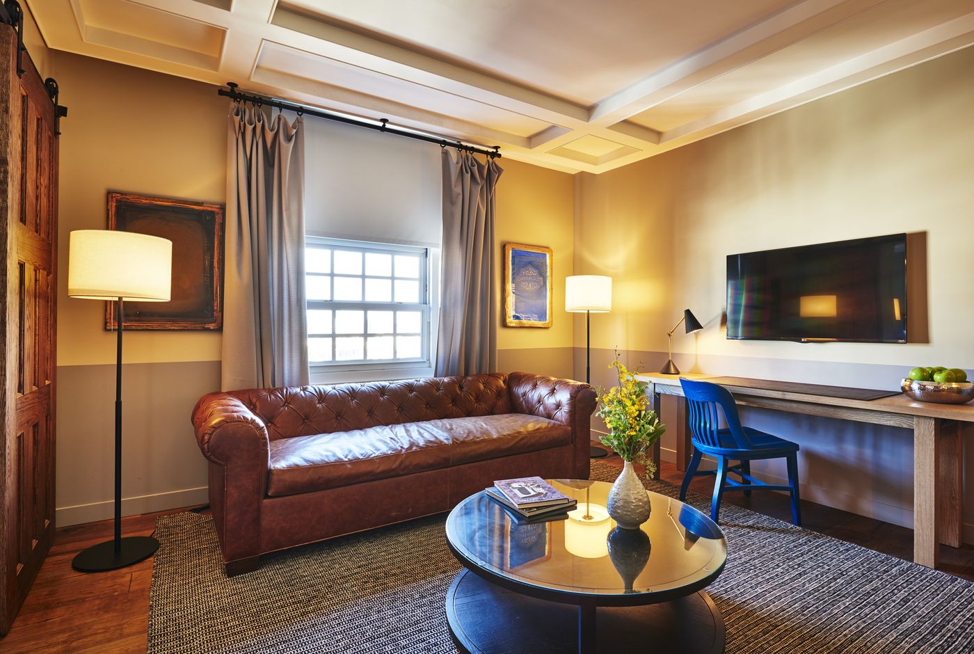 Hollywood-Roosevelt-Room-44