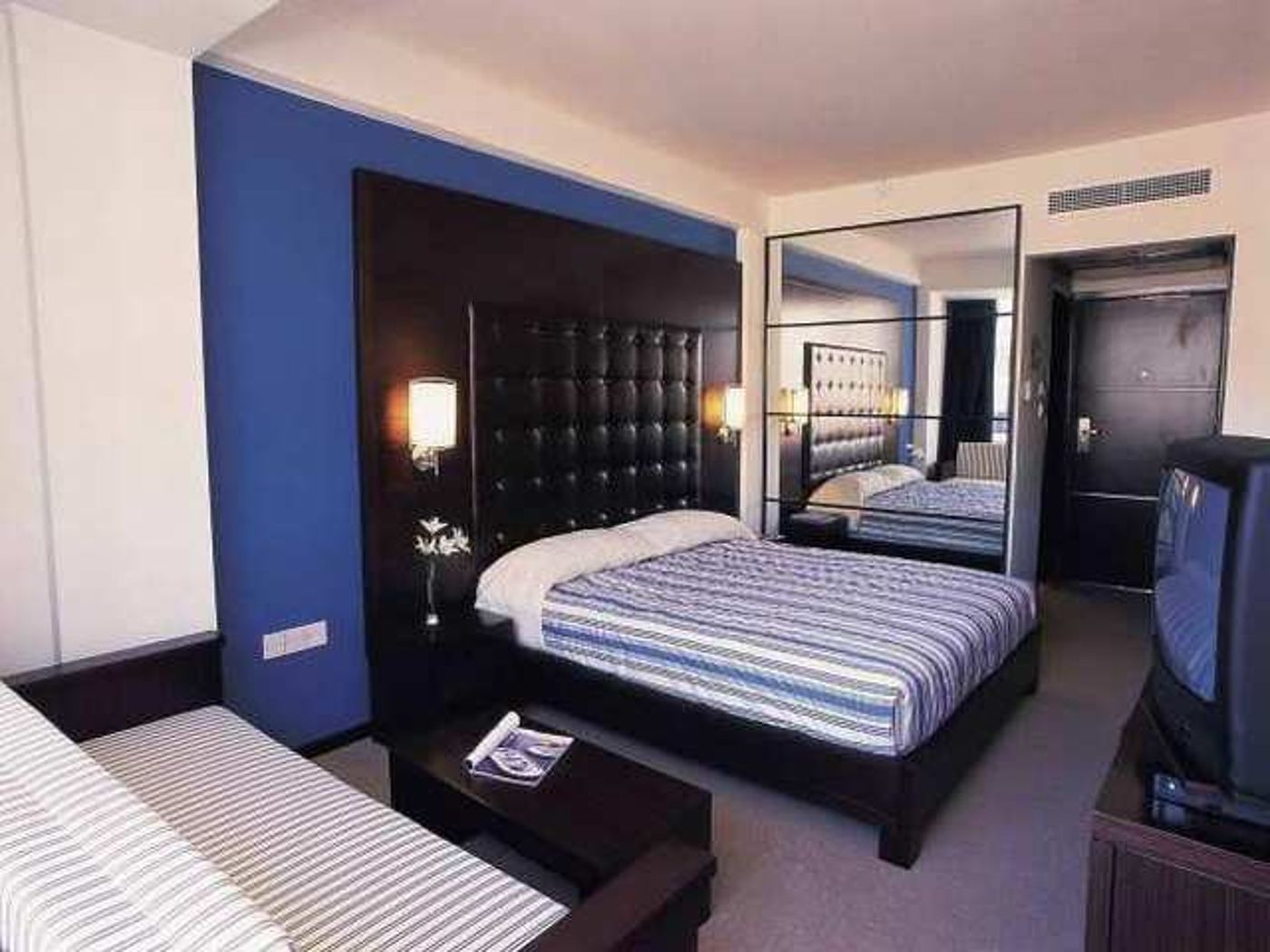 Napa Plaza - Adults Only