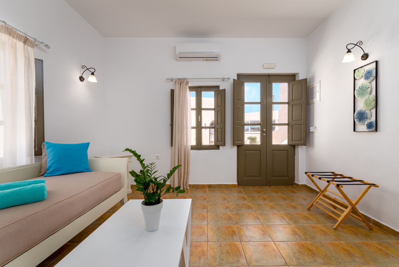 En-Plo-Boutique-Suites---Oia-Santorini-Room-39