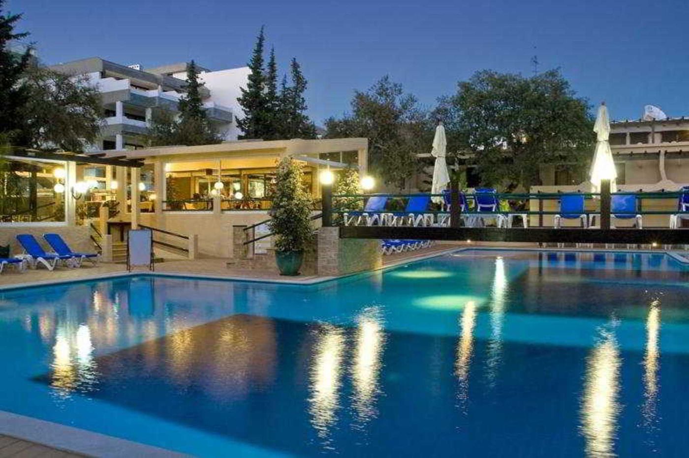 Apartamentos-da-Balaia-Pool-15