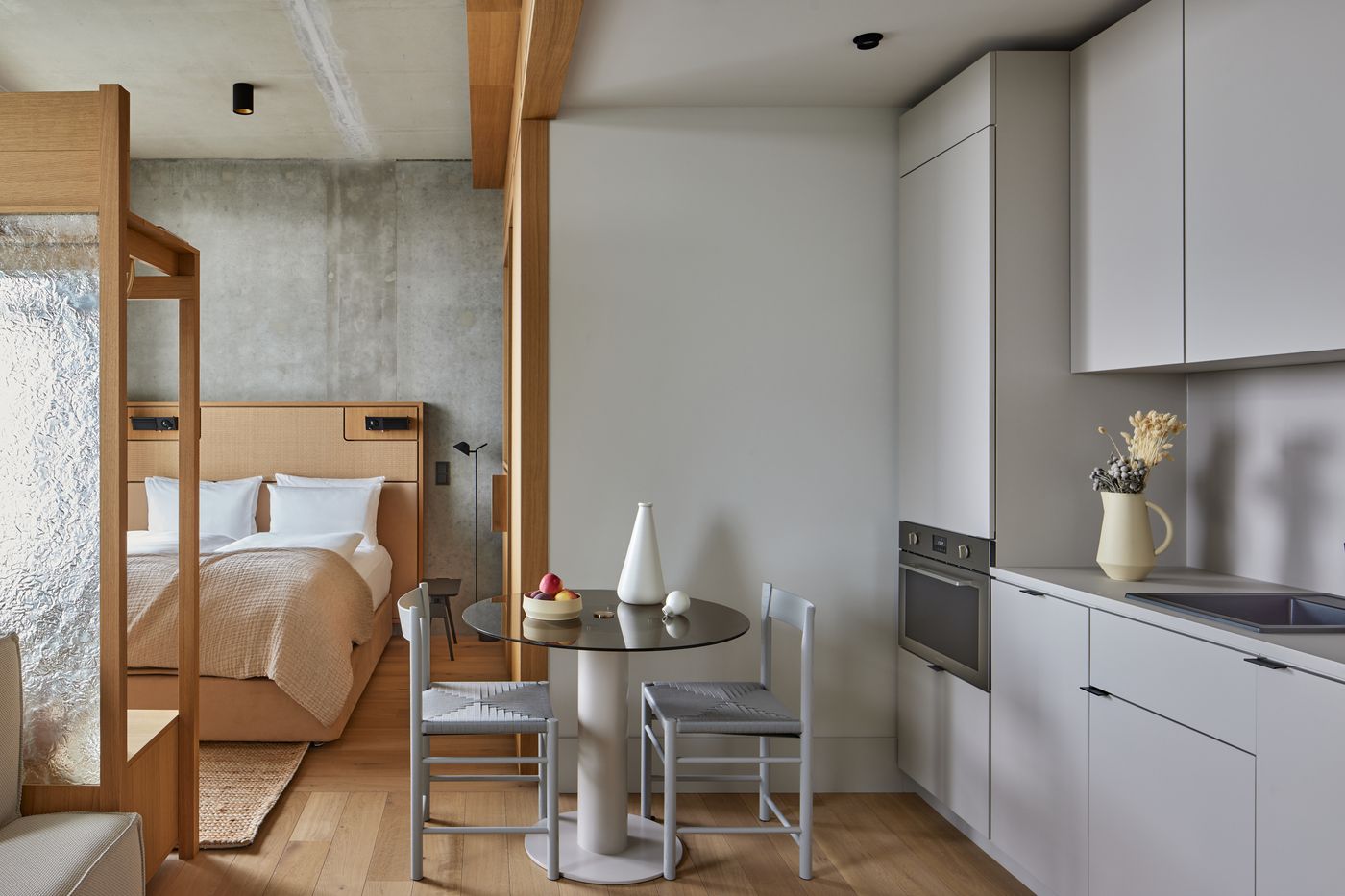 Locke-at-East-Side-Gallery--Friedrichshain-Room-13