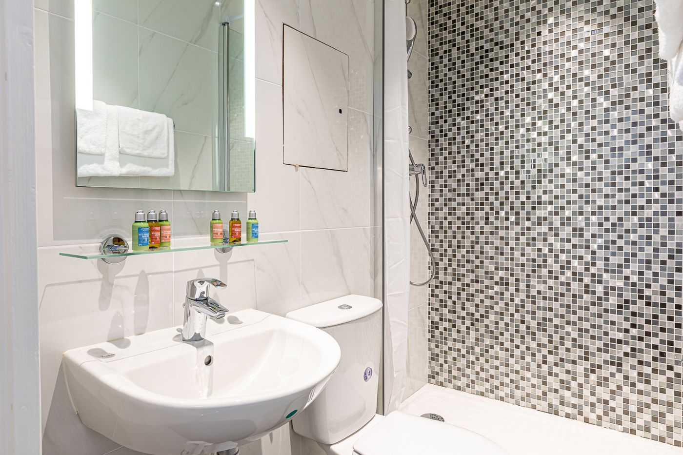 At-Gare-du-Nord-Room-25