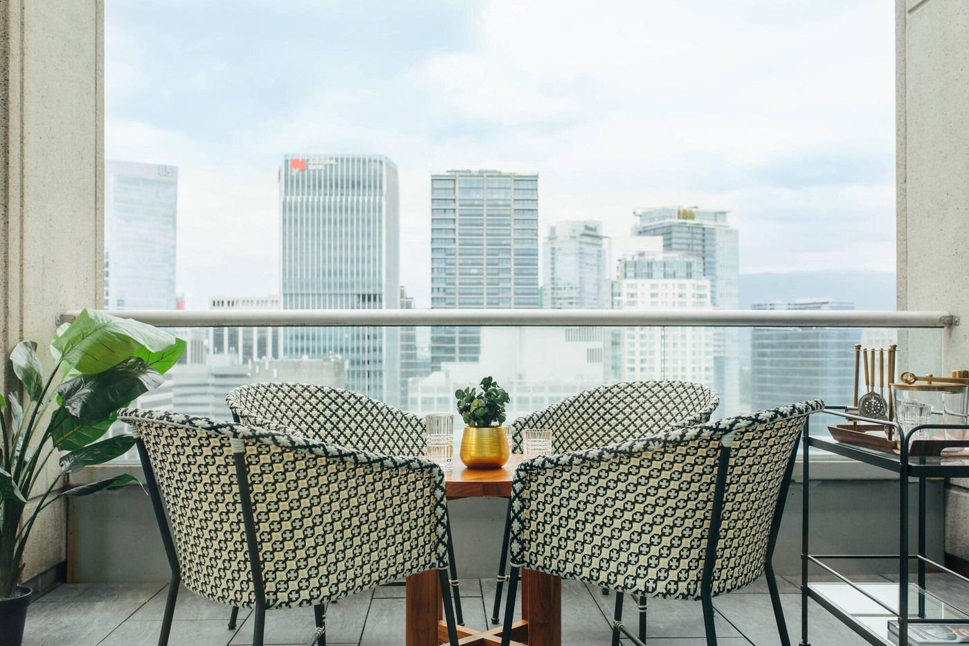 Delta-Hotels-By-Marriott-Vancouver-Downtown-Suites-Room-9