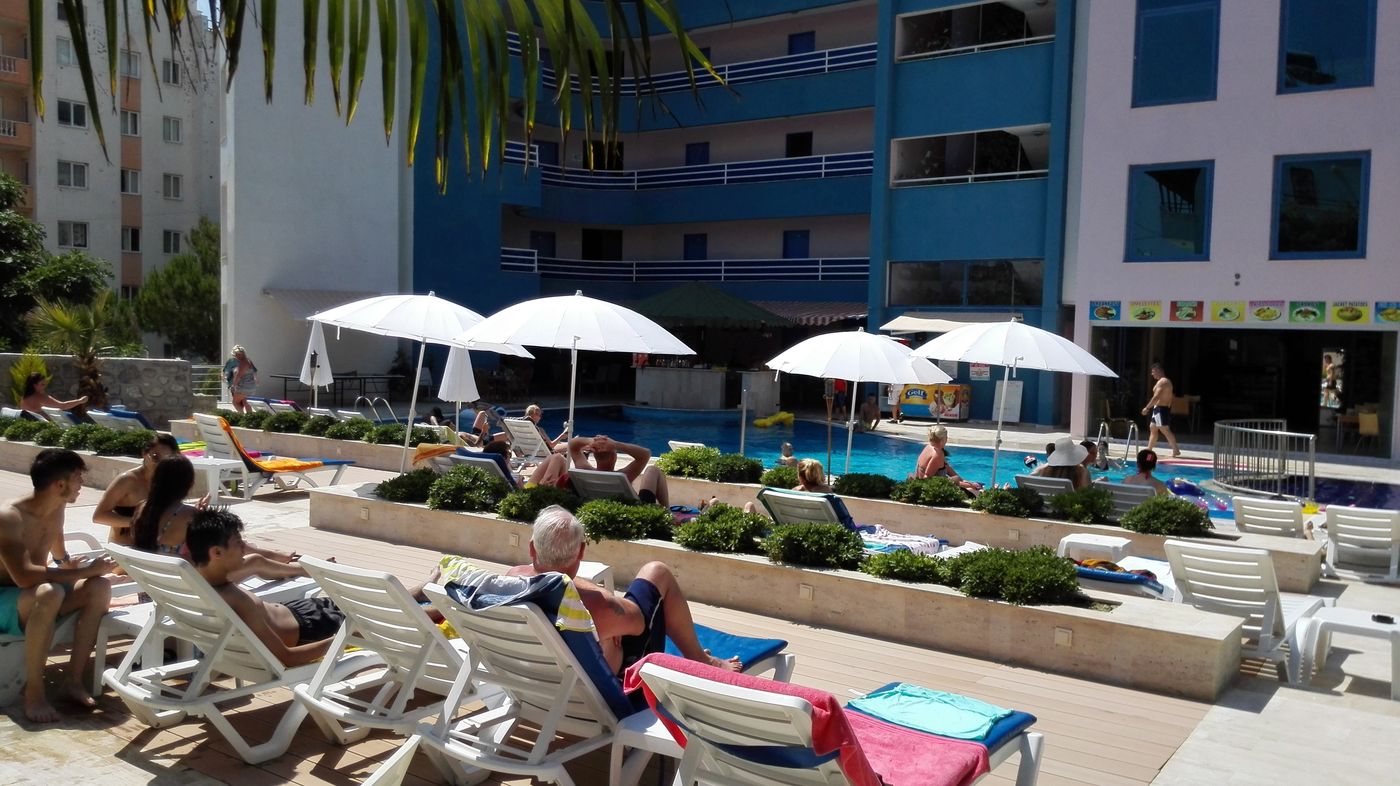 Happy-Apart-Hotel-Pool-13