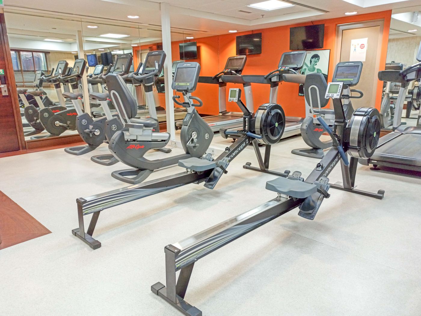 Hotel-Crowne-Plaza-Deira-Sports-and-Entertainment-91