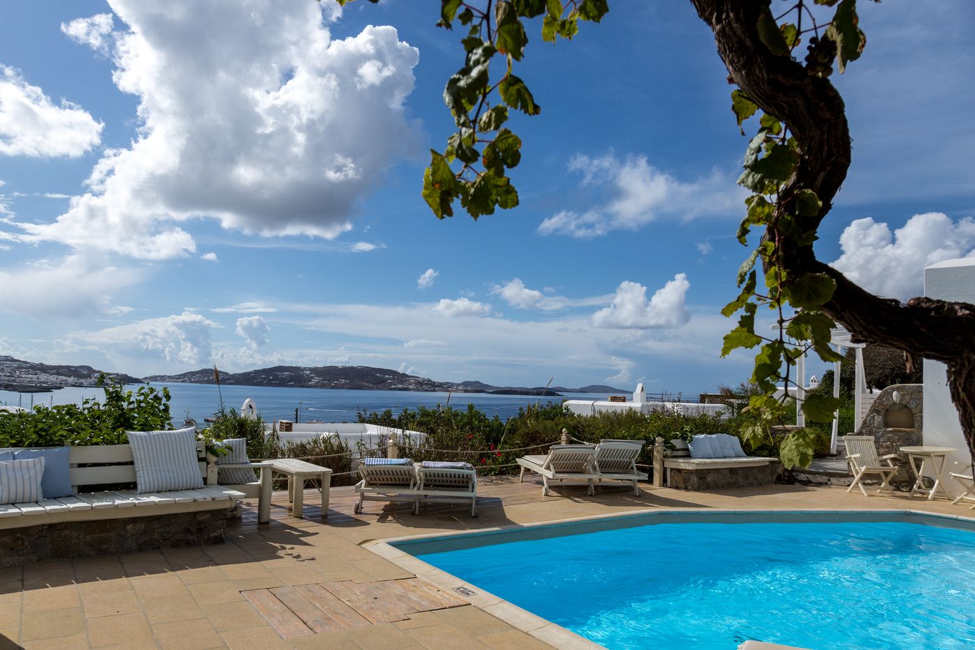 Rhenia-Bungalows-Pool-1