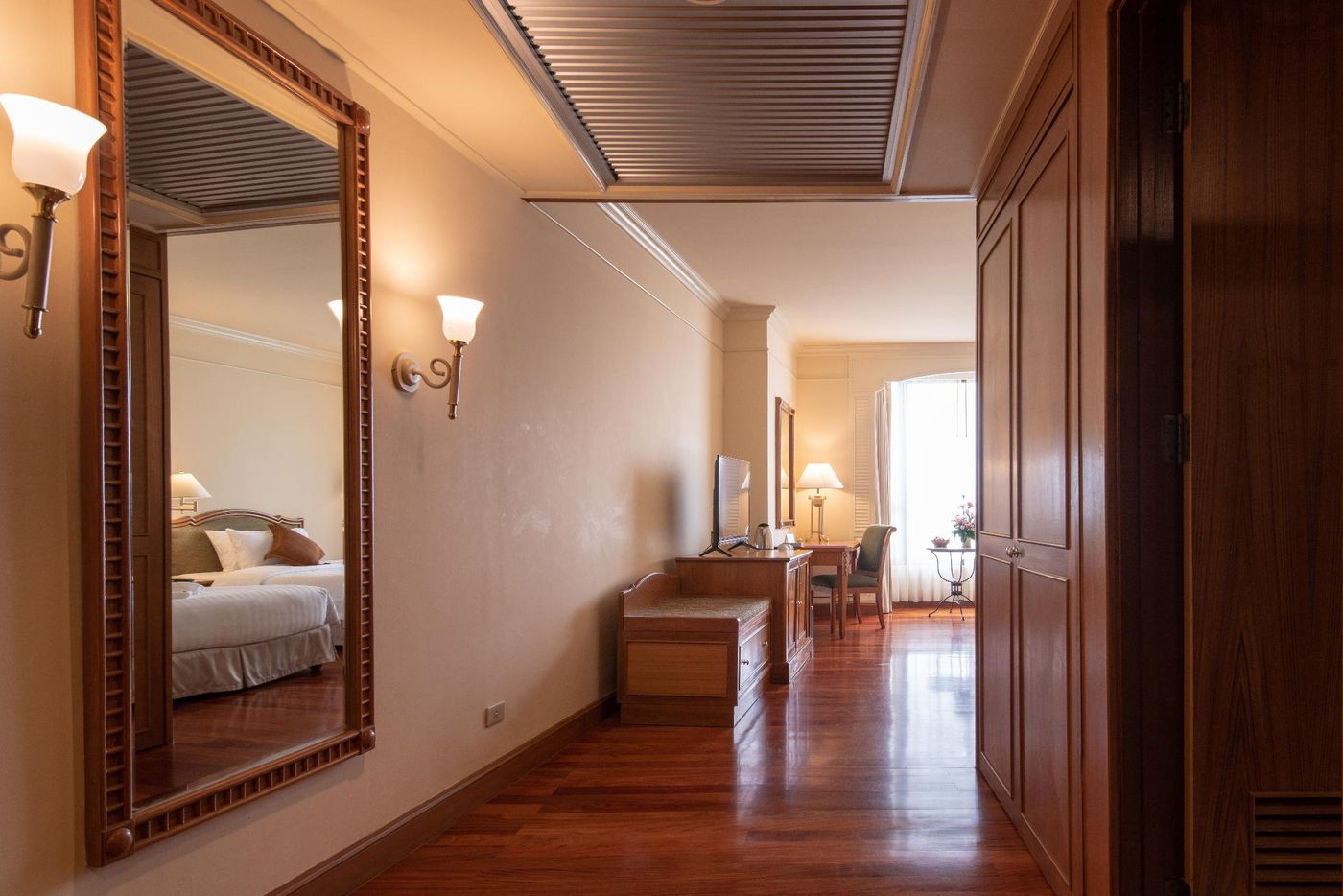 Montien-Riverside-Bangkok-Hotel-Room-37