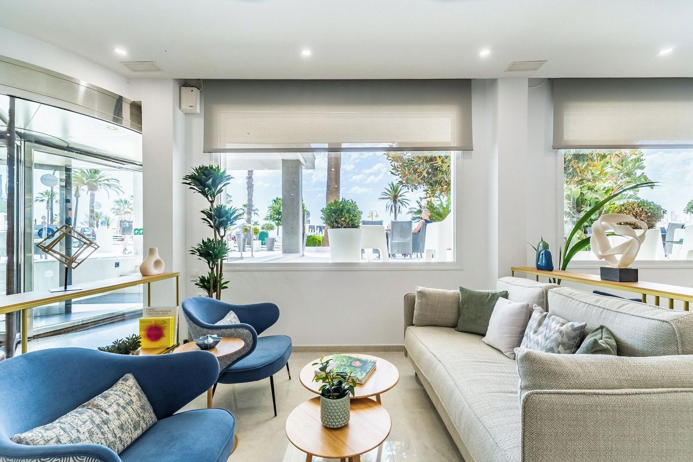 Las-Arenas-Affiliated-by-Melia-Lobby-62