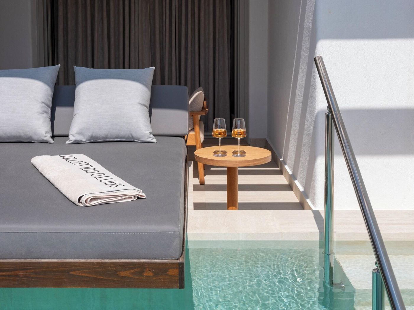 Santo-Maris-Oia--Luxury-Suites---Spa-Pool-82