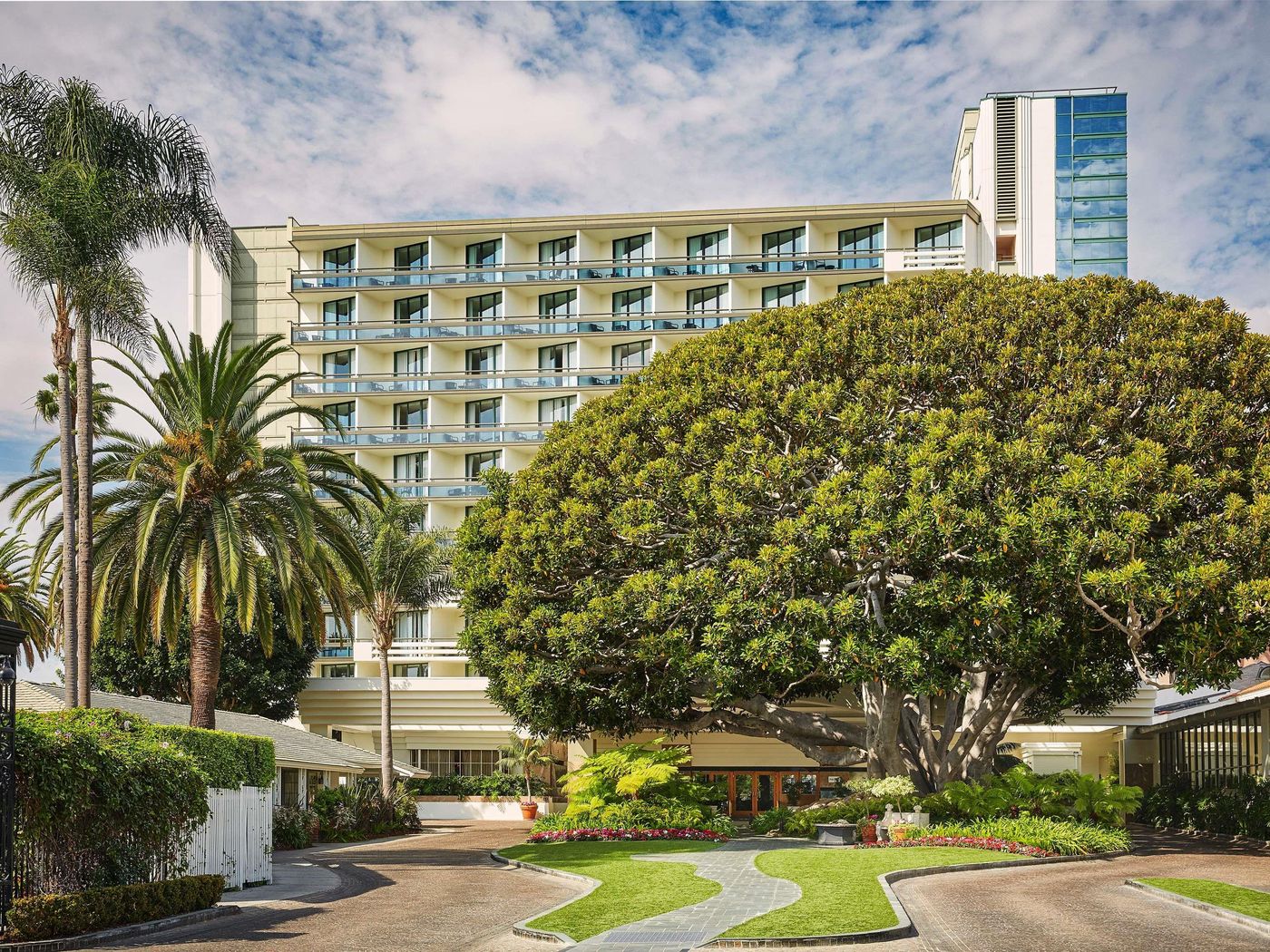 Fairmont-Miramar-Hotel---Bungalows-Room-1