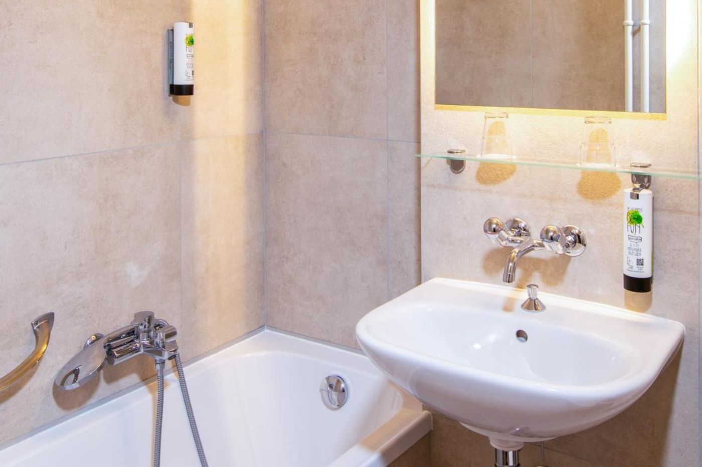 Drake-Longchamp-Room-30