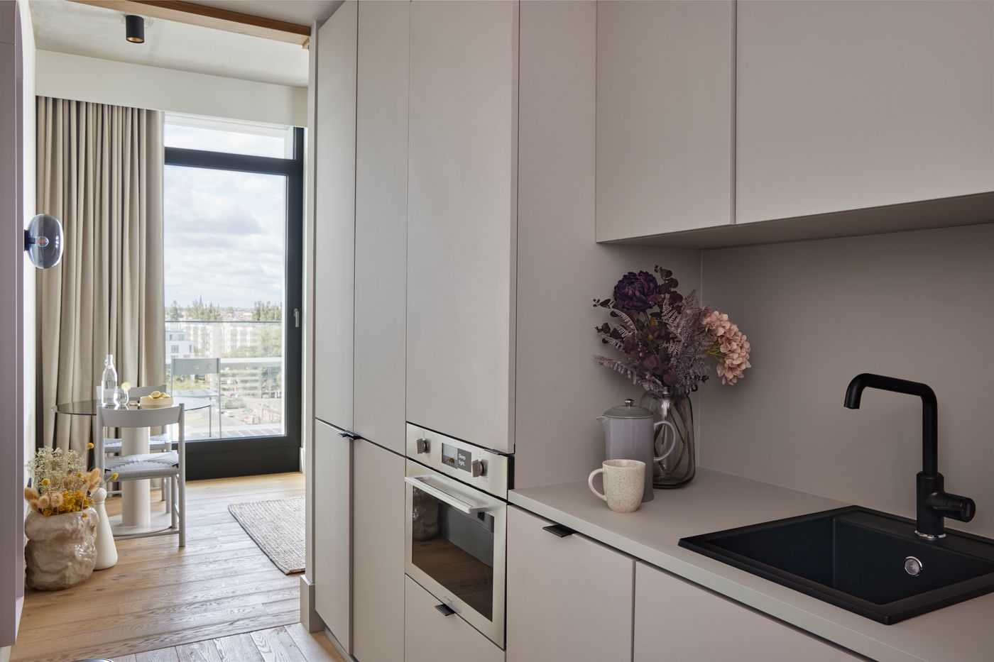 Locke-at-East-Side-Gallery--Friedrichshain-Room-25