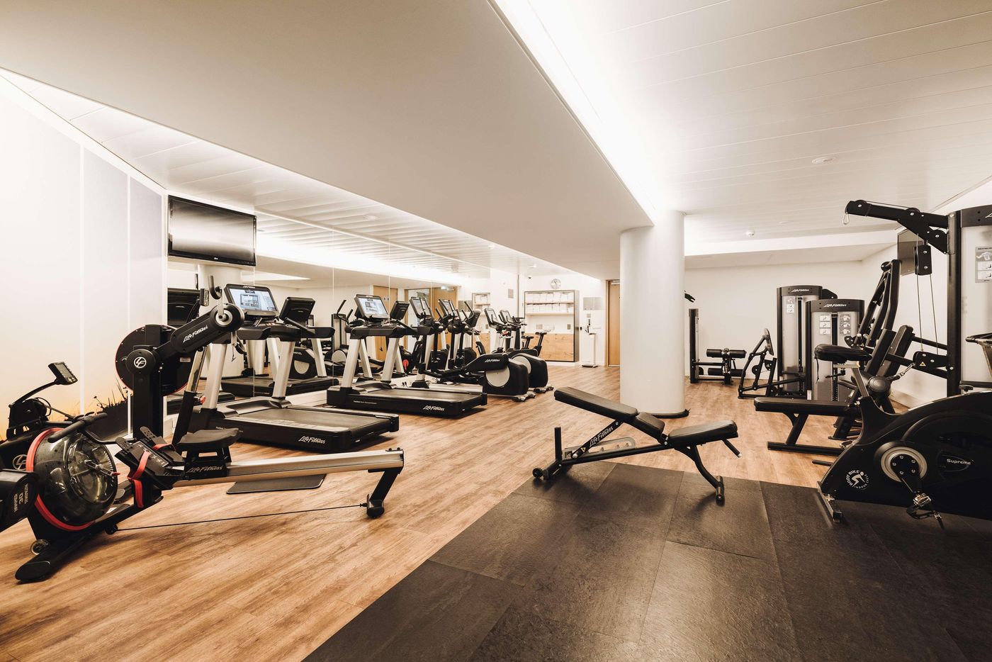 DoubleTree-by-Hilton-Amsterdam-Centraal-Station-Sports-and-Entertainment-88