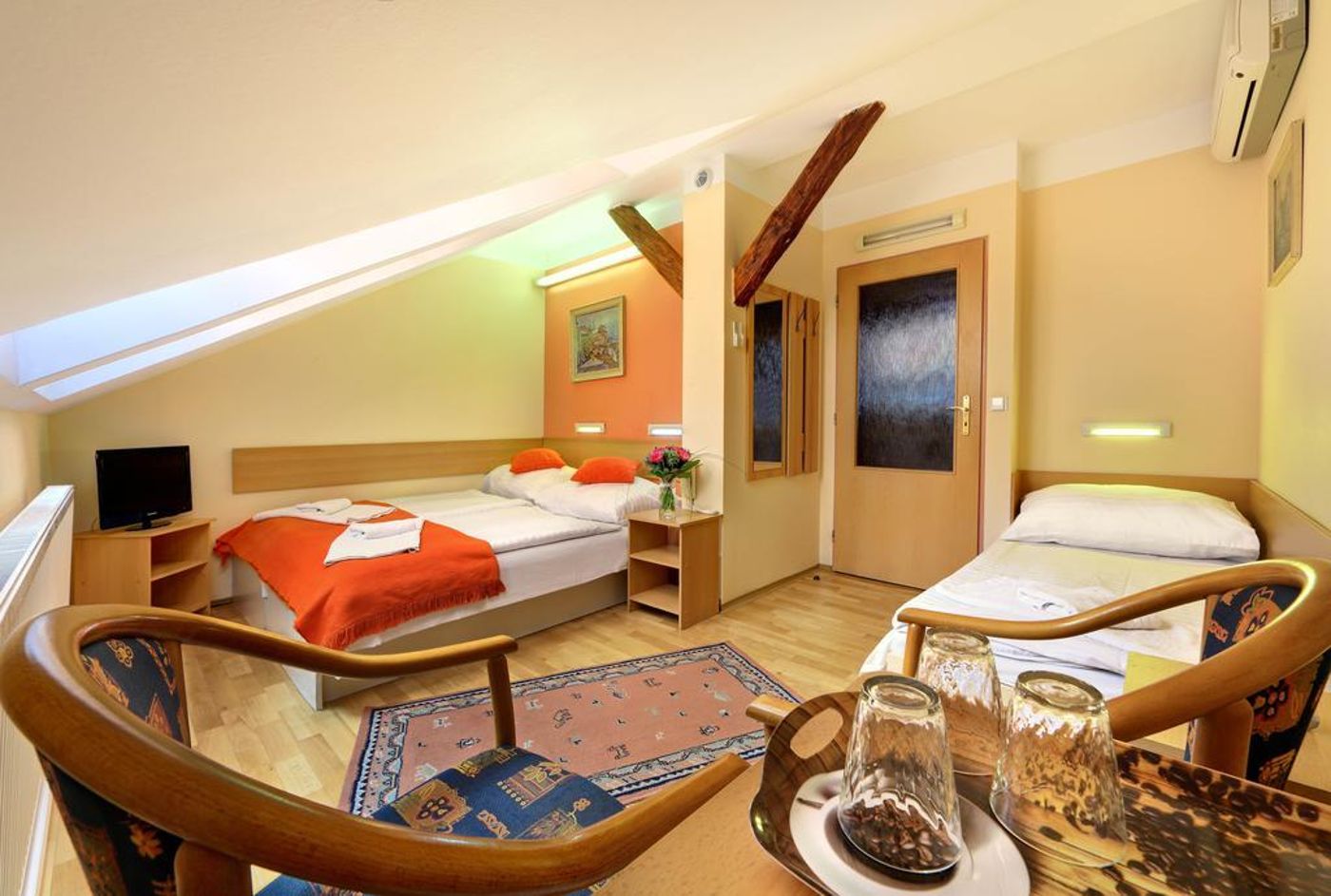 Hotel-Golden-City-Garni-Room-10