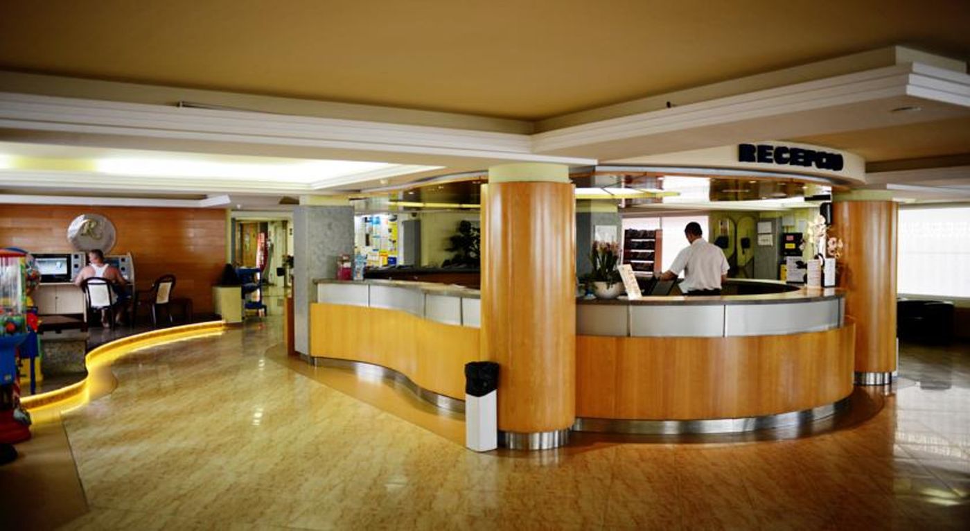 Riviera-Hotel-Lobby-45