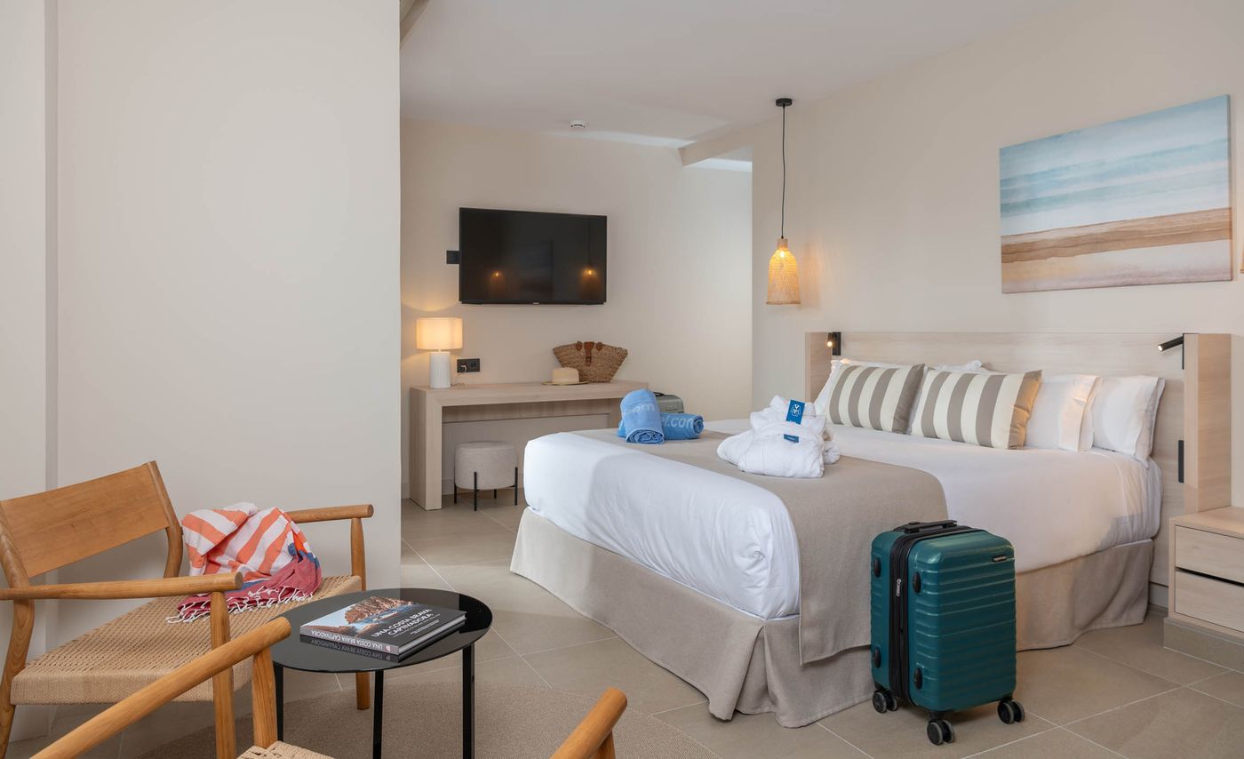 Aqua-Hotel-Montagut-Suites-Room-40