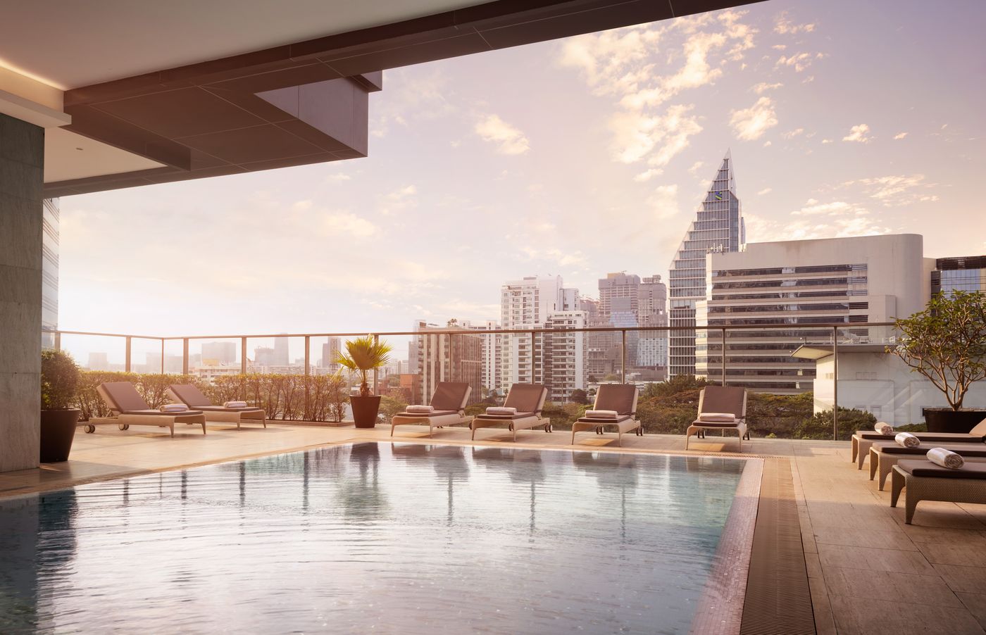 Oriental-Residence-Bangkok-Pool-9
