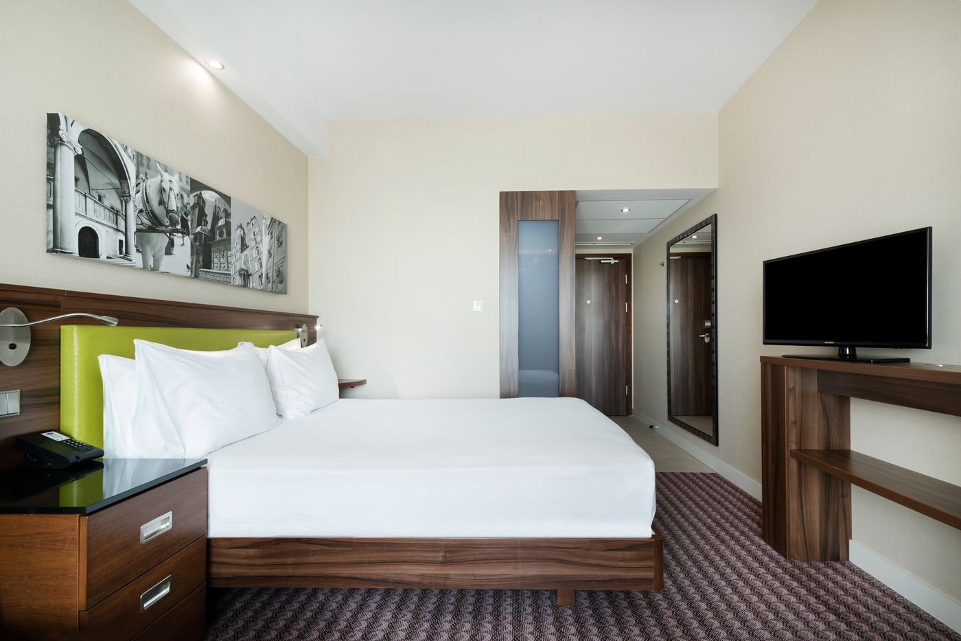 Hampton-By-Hilton-Krakow-Room-5