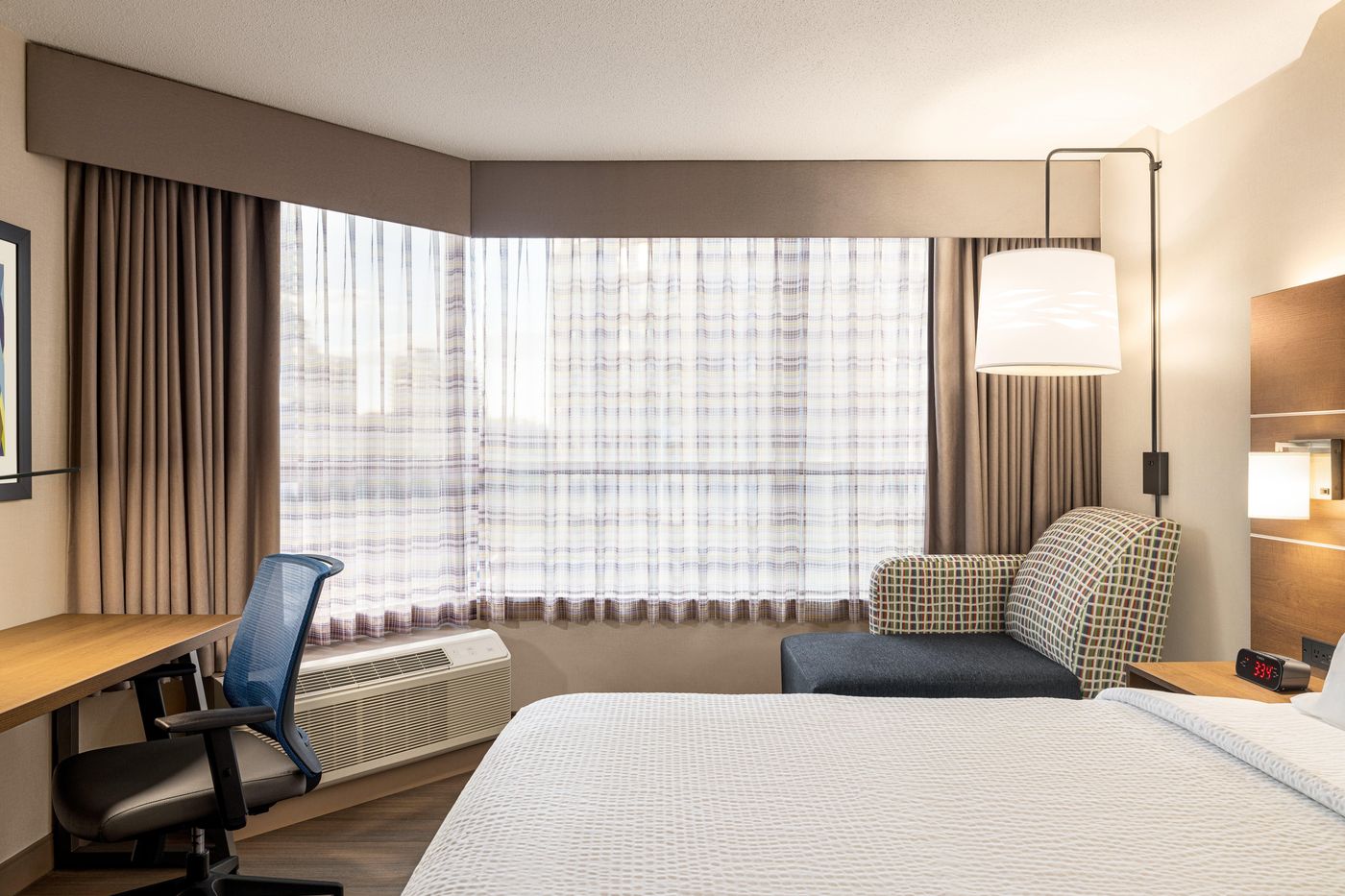 Holiday-Inn-Express-Vancouver-Metrotown--Burnaby--Room-19