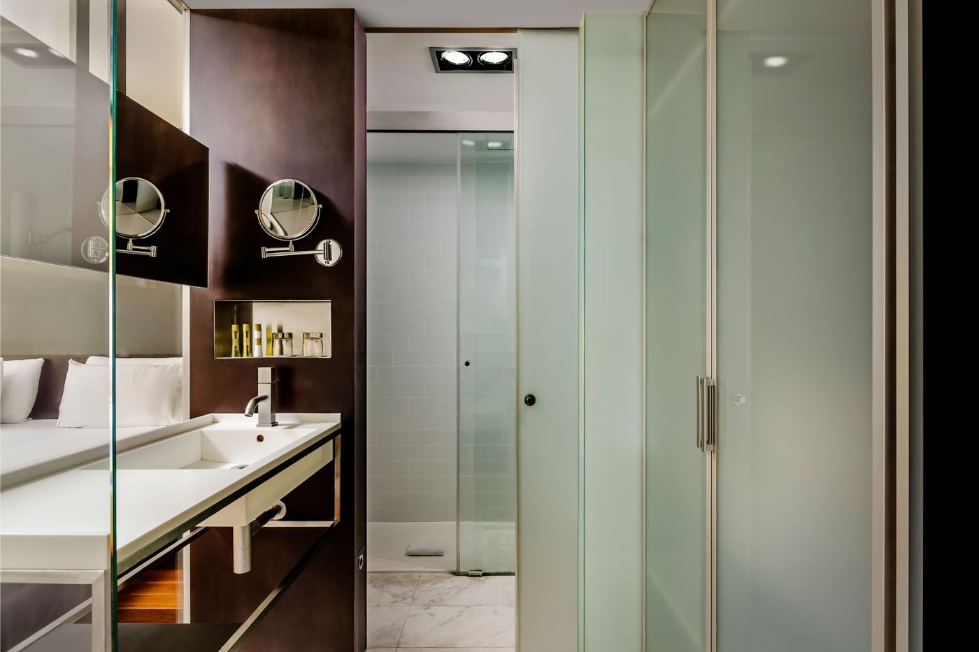 Ikonik Angli-Spain-BARCELONA-Room-9