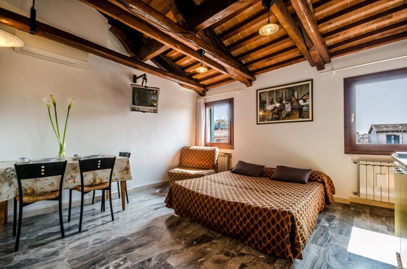 Venice-Apartments-Room-1