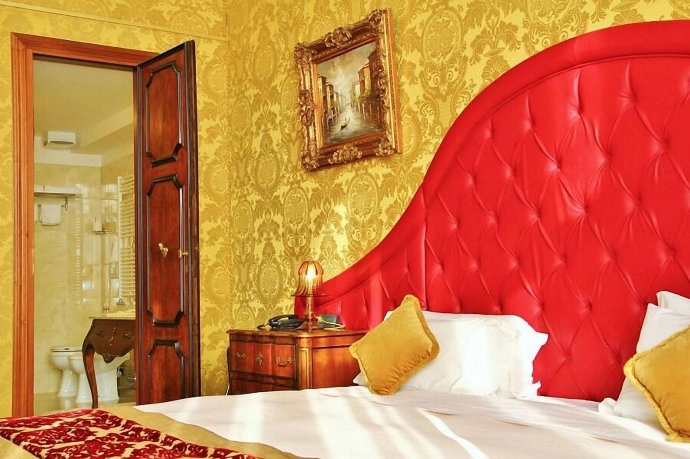 Pesaro-Palace-Room-7