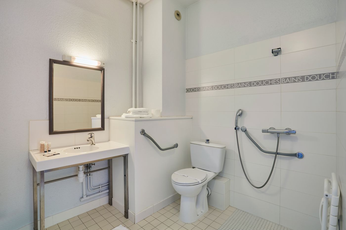 Hotel-Cinepole-Room-26