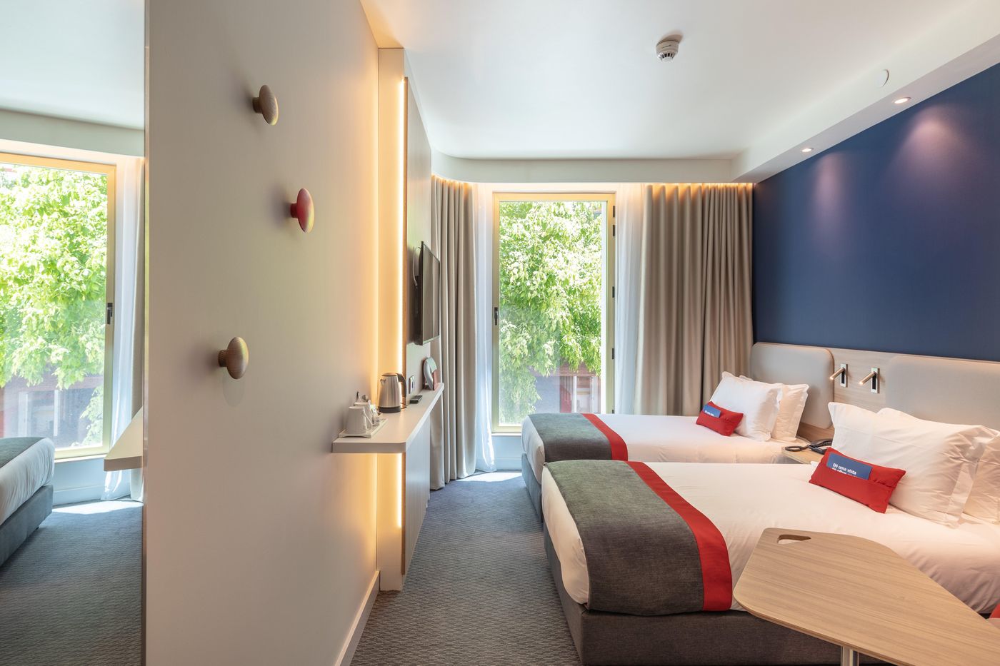 Holiday-Inn-Express-Lisbon---Plaza-Saldanha-Room-7