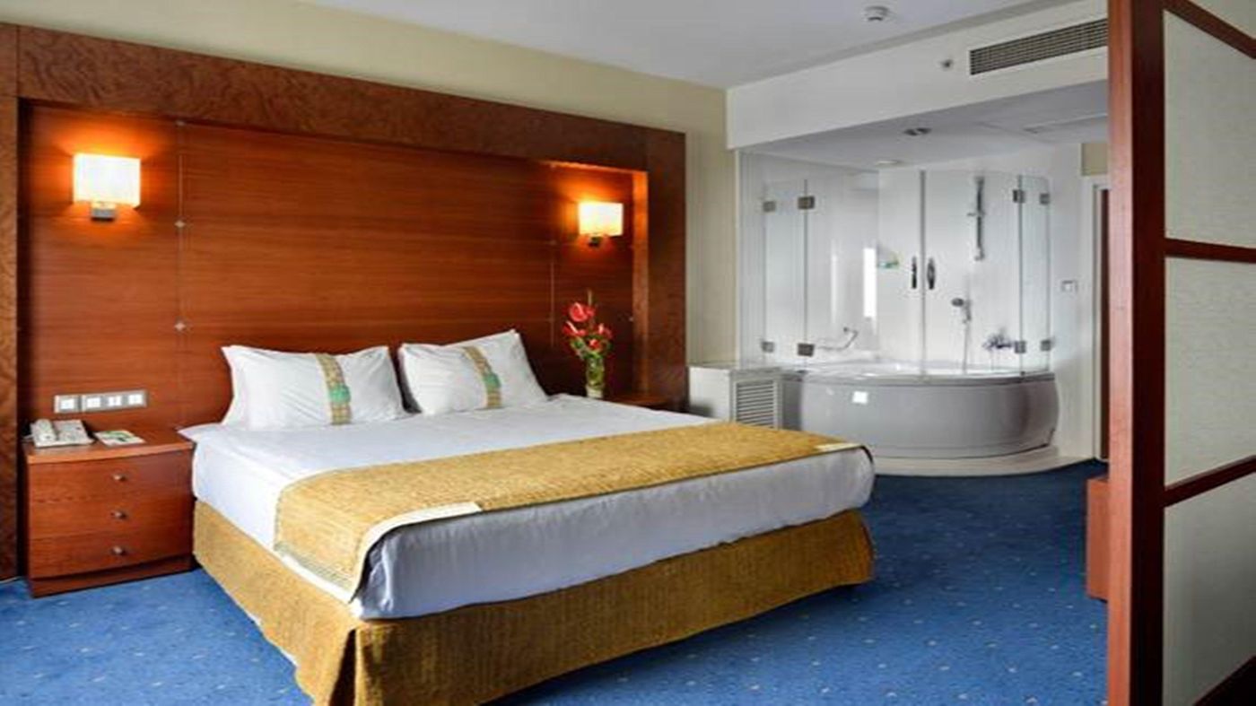 Holiday-Inn--Istanbul-City-Room-25