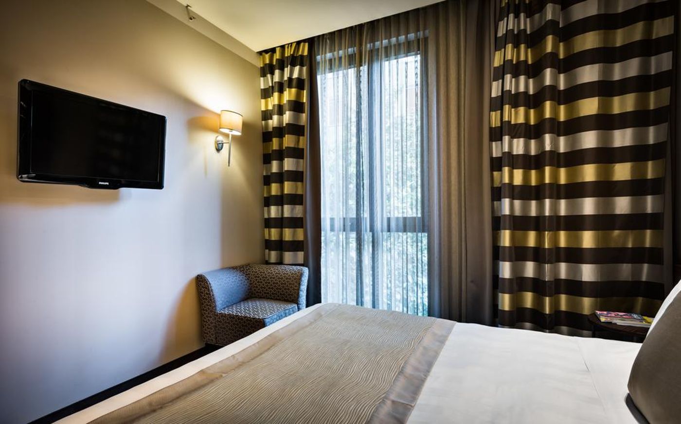 Uptown-Palace-Room-17