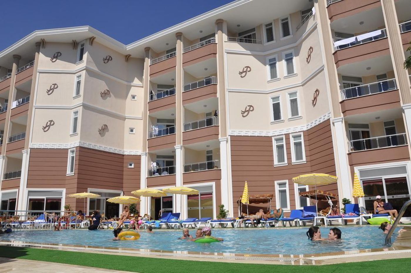 Primera-Hotel-Pool-4