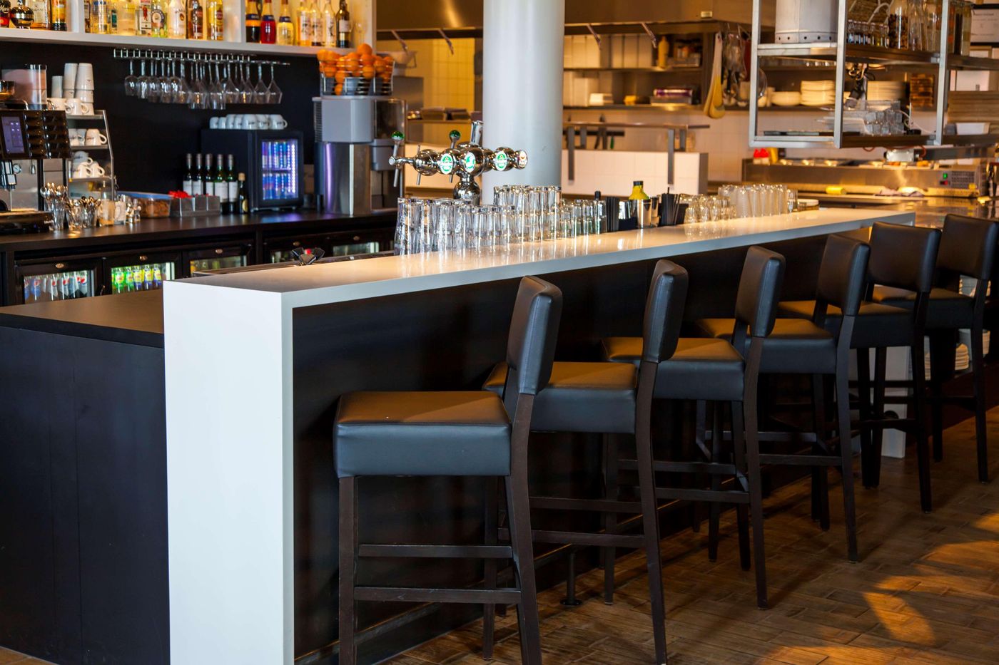 DoubleTree-by-Hilton-NDSM-Wharf-Bar-13