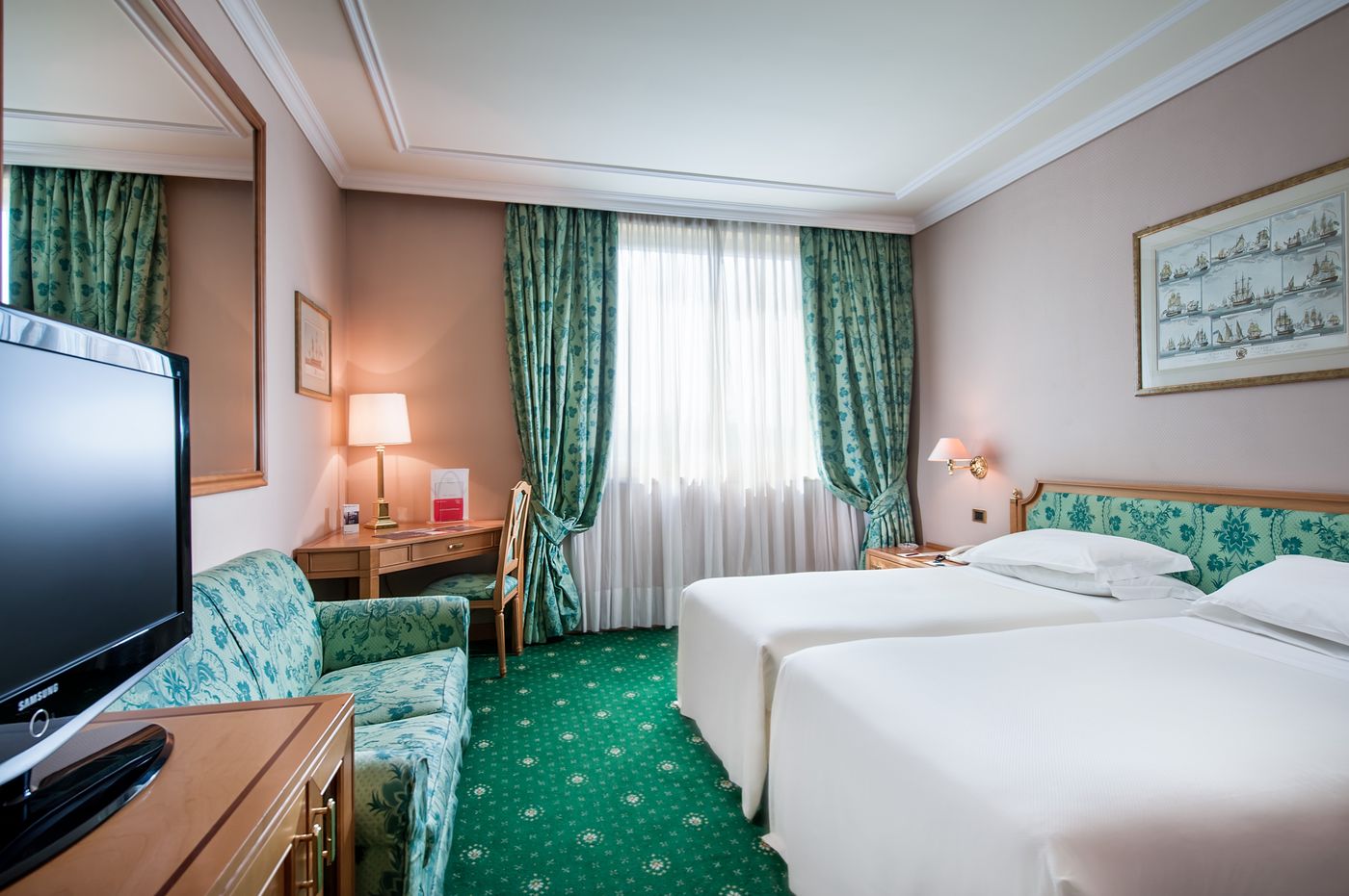 Royal-Garden-Hotel-Room-7