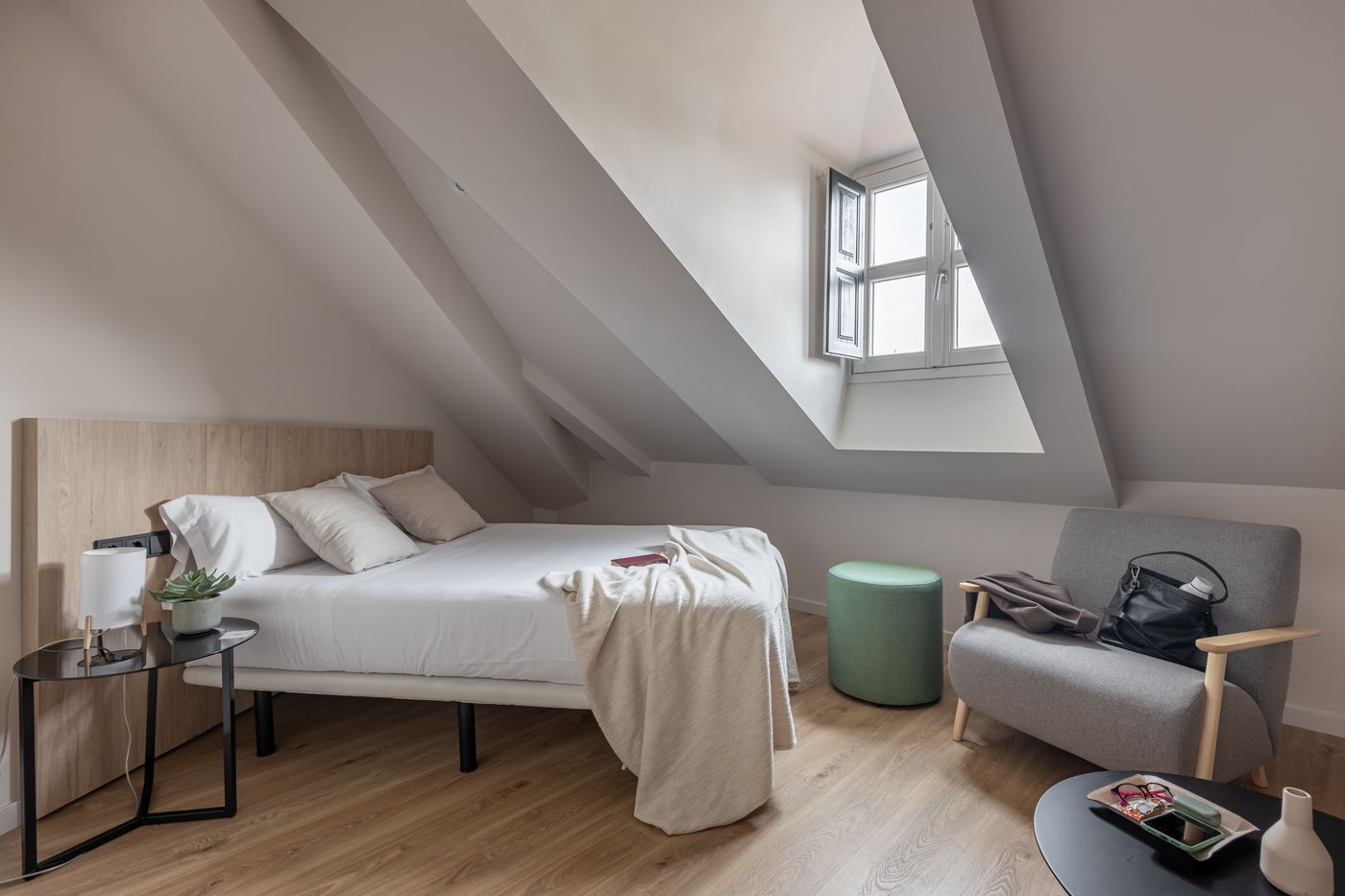 Room-Mate-Laura-Room-13