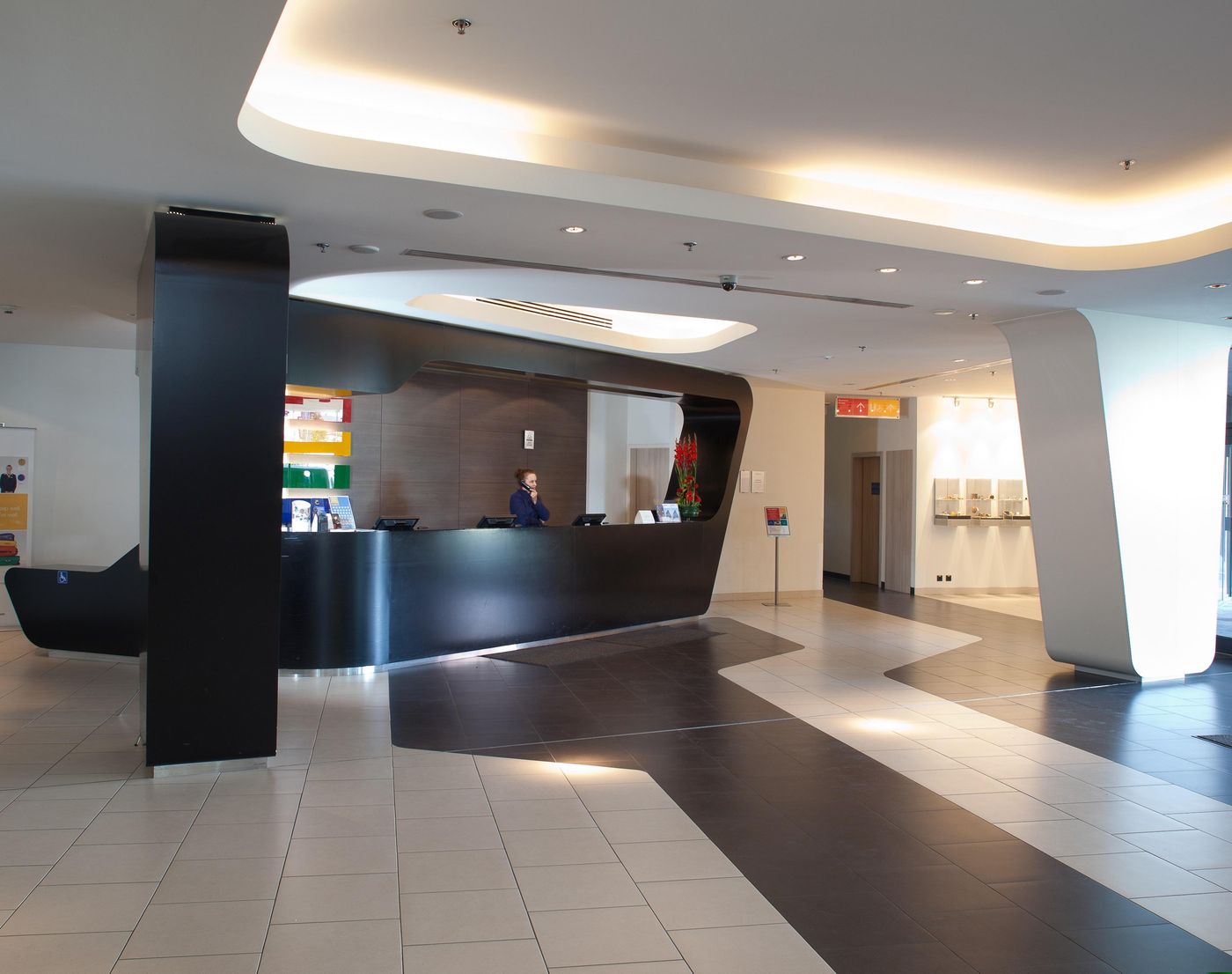 Park-Inn-by-Radisson-Krakow-Lobby-12