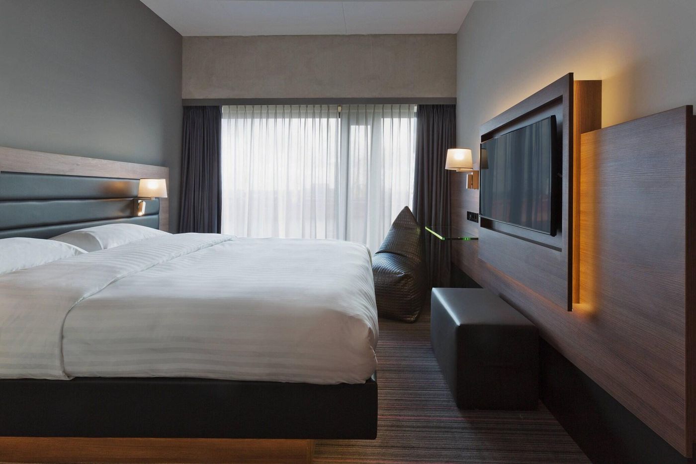 Moxy-Amsterdam-Houthavens-Room-31