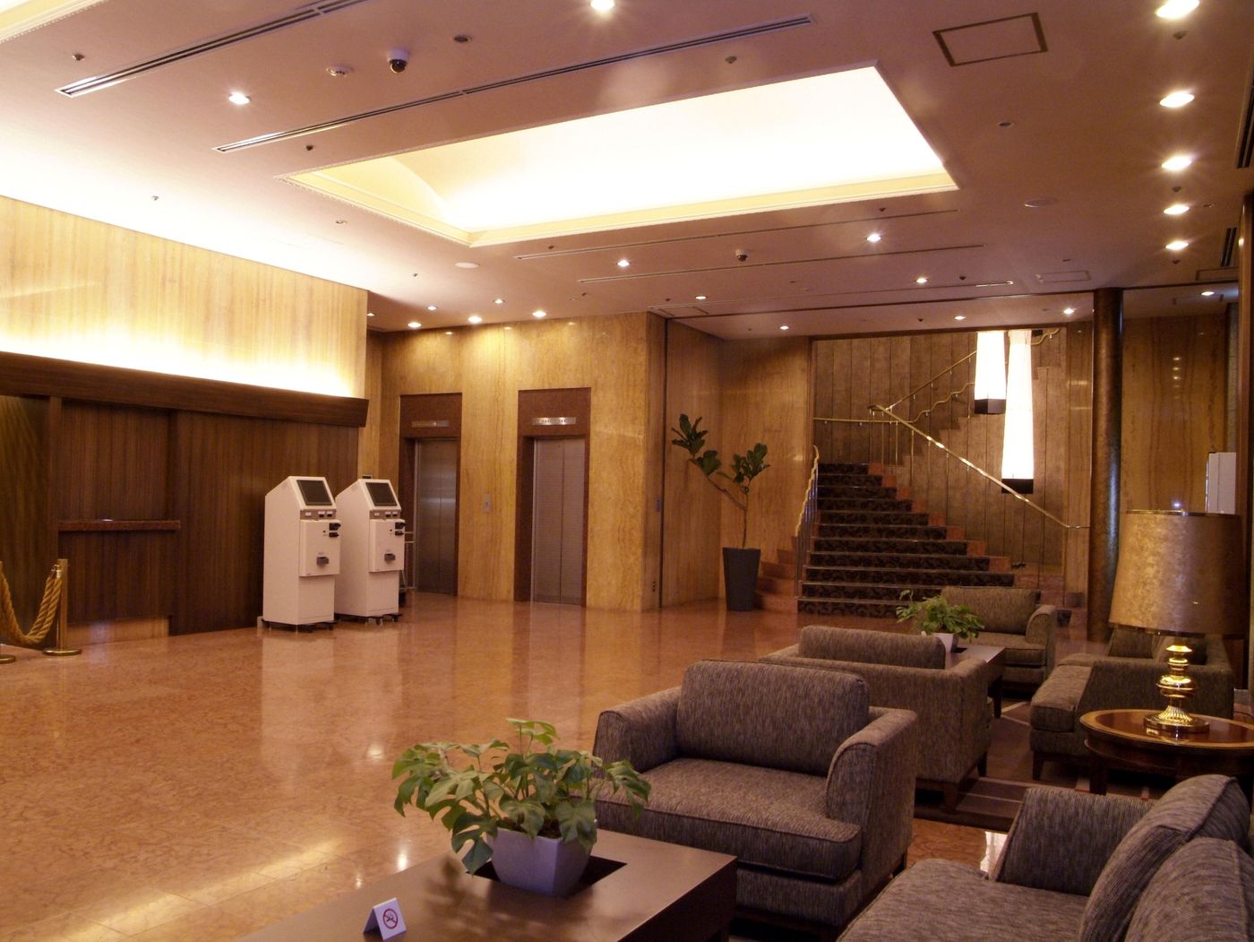 Ochanomizu Hotel Juraku-Japan-Tokyo-Lobby-9