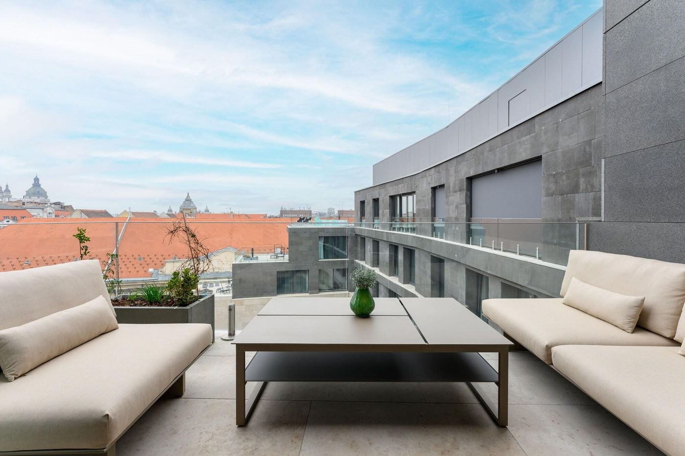 Hotel-Emerald---Suites-Room-92