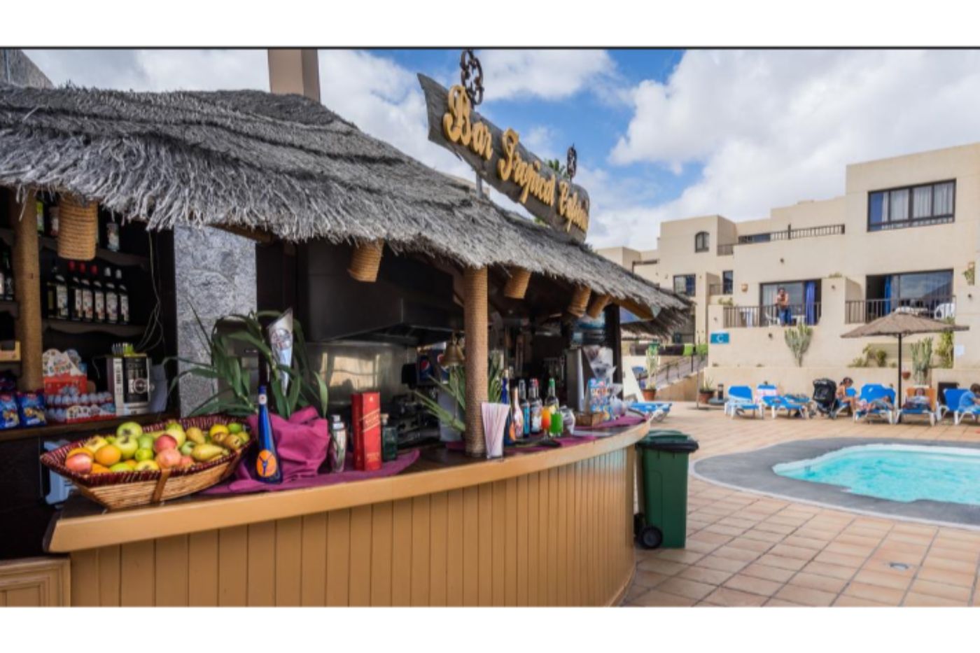 Blue-Sea-Apartamentos-Costa-Teguise-Gardens-Bar-8