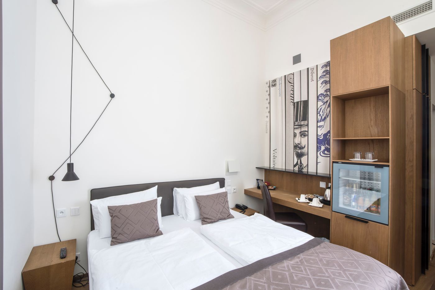 Golden-Crown-Room-19