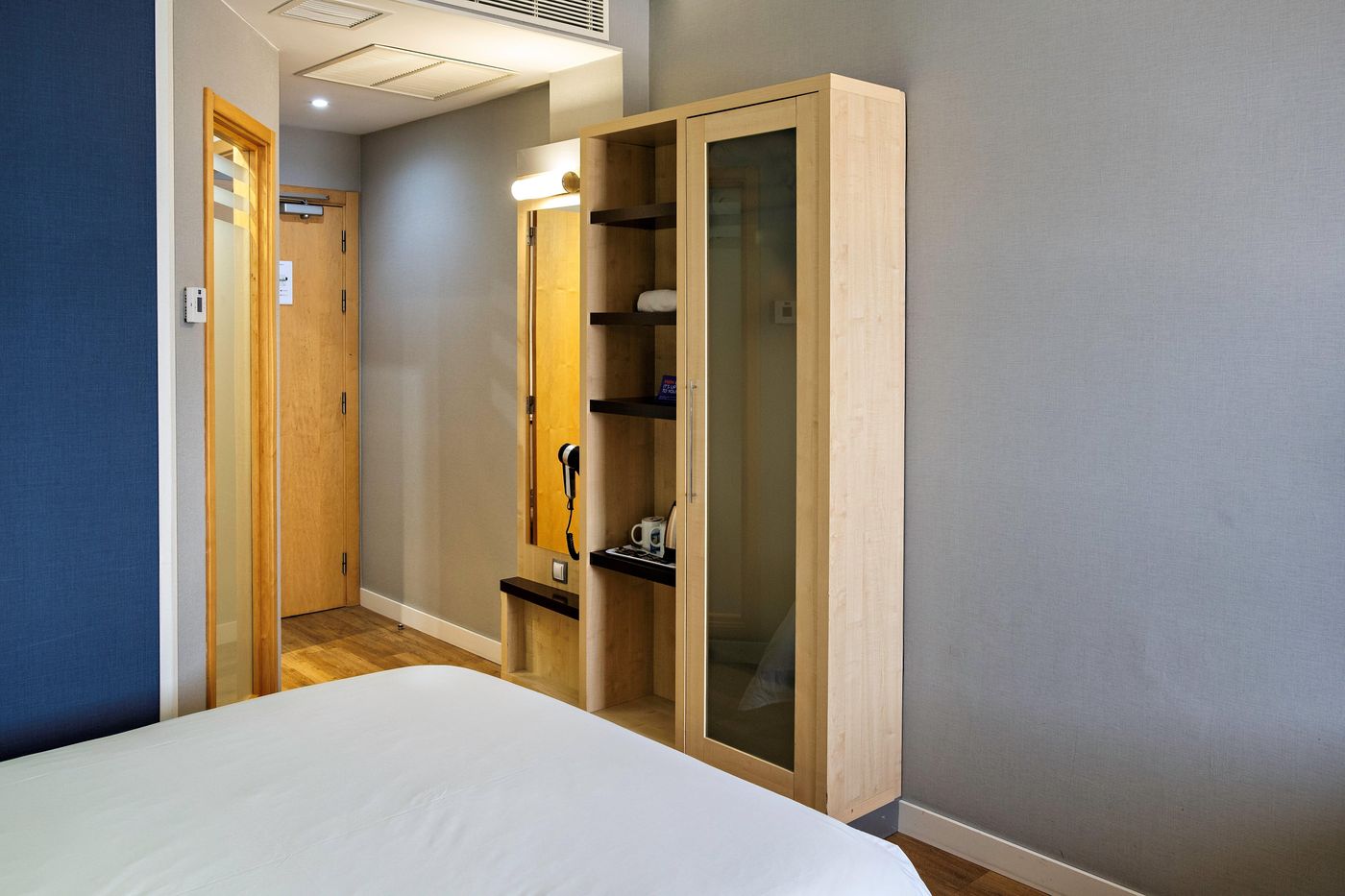 Holiday-Inn-Express-Malaga-Airport-Room-10