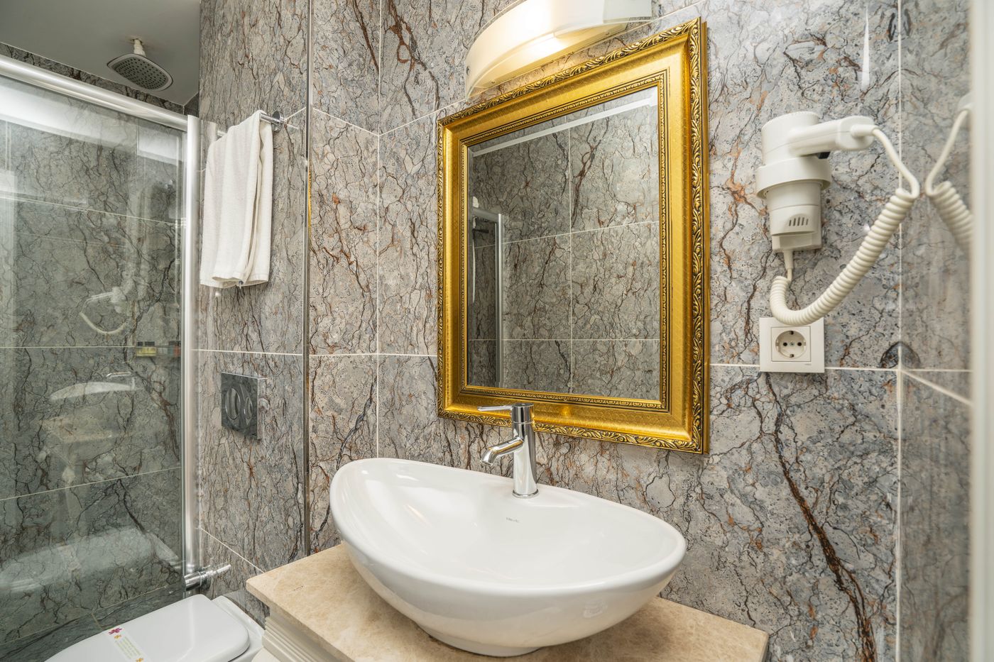 Kunlun-Kensington-Hotel-Istanbul-Room-21