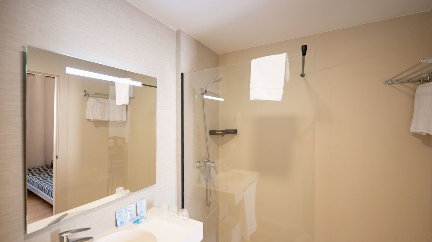 Internacional-Hotel-Room-9