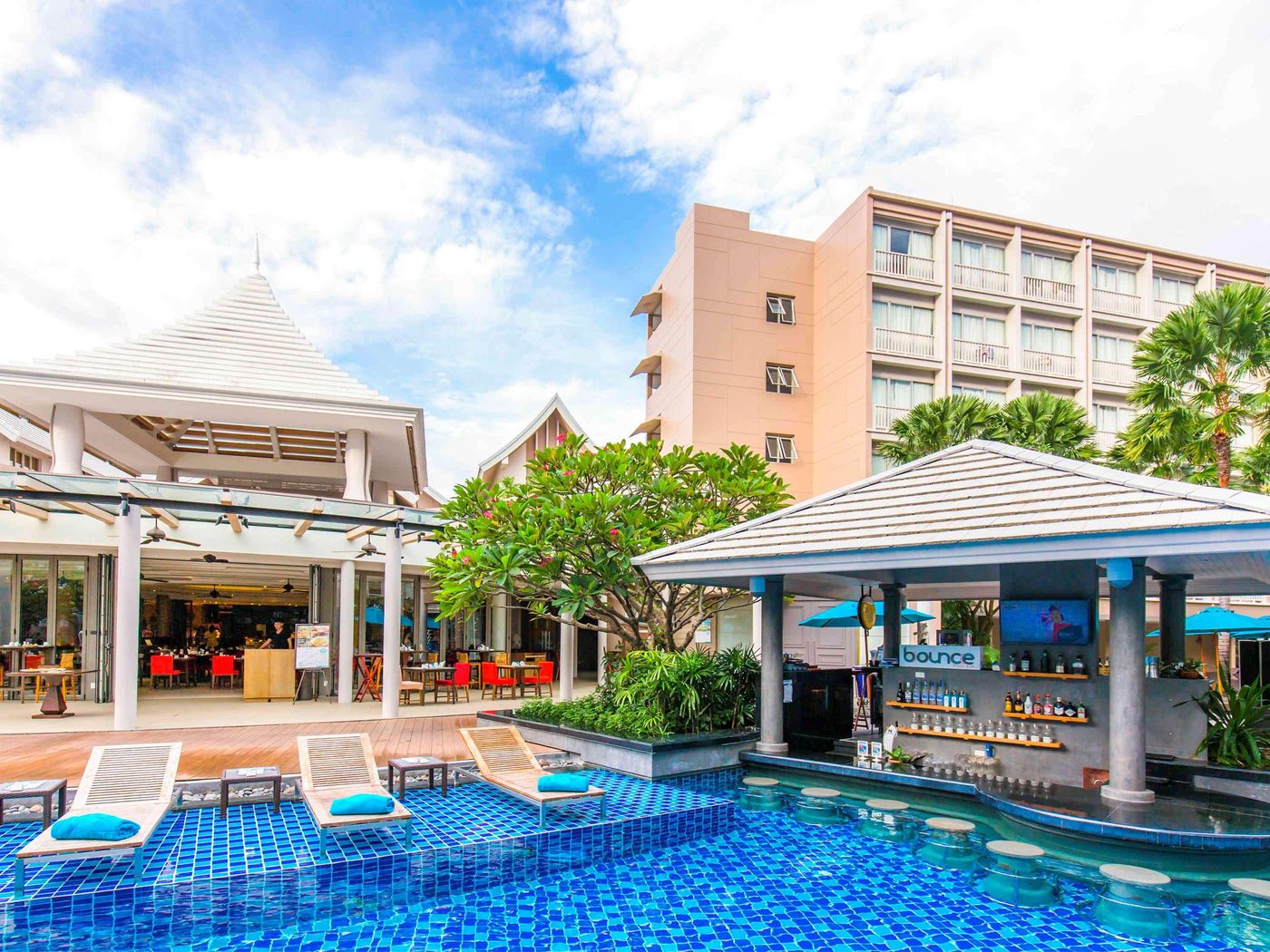 Grand-Mercure-Phuket-Patong-Bar-2