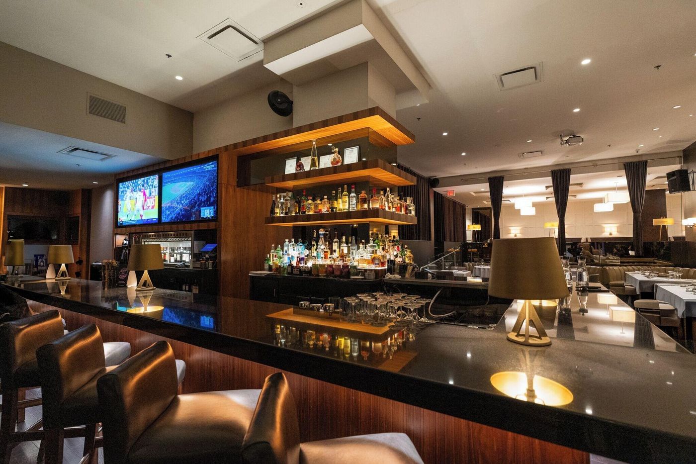 Century-Plaza-Hotel---Spa-Vancouver-Restaurant-16